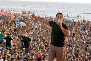 Some 40,000 fans watch top Egyptian singer Amr Diab perform 13 August 1999 at a beach concert in Alexandria. (Photo by AMR NABIL / AFP) (Photo by AMR NABIL/AFP via Getty Images)