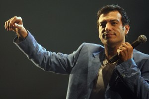 Egyptian star singer Ehab Tawfik performs early 08 October 2007 on the eve of Ramadan celebrations "Nights of the Orient" at La Coupole in Algiers. The Ramadan musical event has been featuring singers from various Arab countries, including Egypt, Lebanon and Syria. AFP PHOTO/FAYEZ NURELDINE (Photo credit should read FAYEZ NURELDINE/AFP via Getty Images)