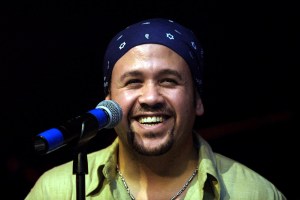 Eyptian singer Hisham Abbas performs at the Kasbar night club in Dubai 03 April 2001. (Photo by RABIH MOGHRABI / AFP) (Photo by RABIH MOGHRABI/AFP via Getty Images)