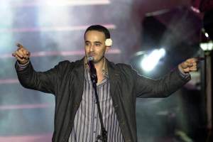 Tunisian singer Saber Rebai performs on the closing night of the Carthage Music festival in Tunisia late 23 August 2003.  AFP PHOTO   (Photo credit should read STR/AFP via Getty Images)